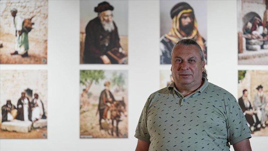 İzmirli koleksiyoner İsrail'e tepki için barışı kartpostallarla hatırlatıyor