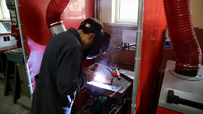 Yetkili servis gibi çalışan meslek liseliler geleceğe sahada hazırlanıyor