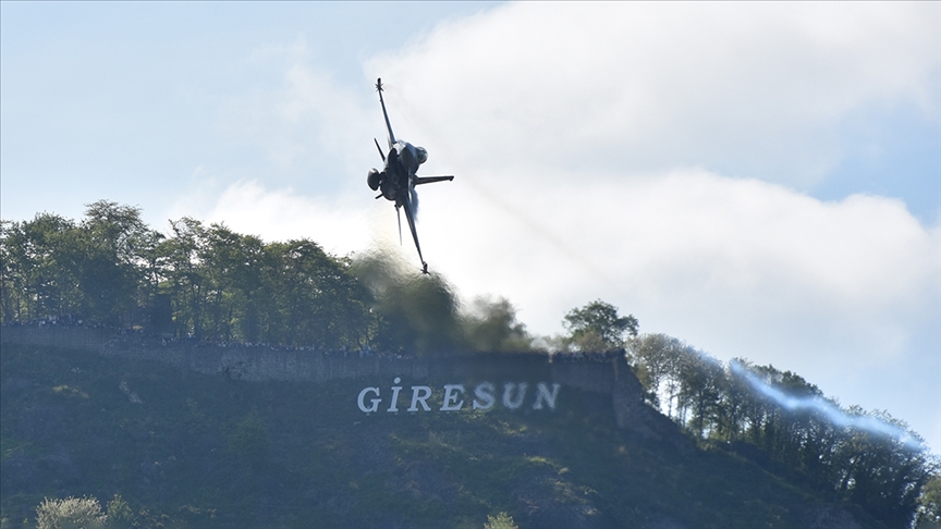SOLOTÜRK, Giresun'da gösteri uçuşu gerçekleştirdi
