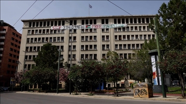 تعليق علم فلسطين على مبنى وزارة التنمية اليونانية