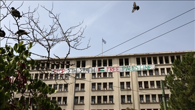 Yunanistan'da Kalkınma Bakanlığı çalışanları, Bakanlık binasına Filistin bayrağı astı