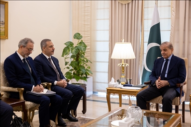رئيس الوزراء الباكستاني يلتقي وزير الخارجية التركي في إسلام أباد