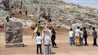 Adıyaman'da restorasyonu tamamlanan tokalaşma anıtı ve yazıt sergilenmeye başlandı