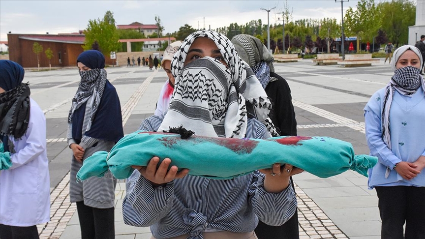 Van'da öğrenciler ve akademisyenlerin İsrail'e yönelik protesto eylemleri devam ediyor