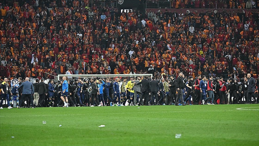 İstanbul Valiliğinden Galatasaray-Fenerbahçe maçında yaşanan olaylara ilişkin açıklama