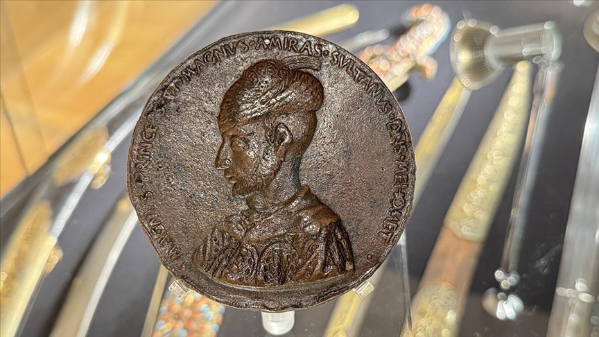 Londra'daki açık artırmada Fatih'in "tılsımlı madalyonu" için verilen teklif kabul edilmedi