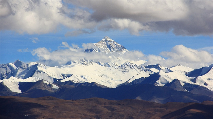 Pakistanlı dağcı Han, oksijen takviyesi almadan Everest'in zirvesine tırmandı