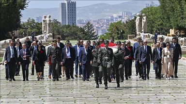 أنقرة.. رئيس الوزراء الروماني يزور ضريح أتاتورك