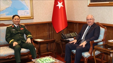 وزير الدفاع التركي يستقبل نائب رئيس هيئة الأركان الفيتنامية