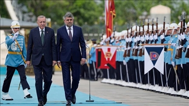 أنقرة.. أردوغان يستقبل رئيس وزراء رومانيا بمراسم رسمية
