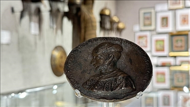 Londra'da satışa çıkarılan tılsımlı madalyonu Fatih Sultan Mehmet'in yaptırdığı değerlendiriliyor