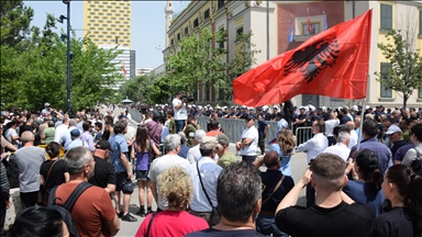 Vazhdojnë protestat me tensione para Bashkisë së Tiranës