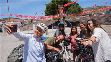 Bisiklet tutkunu Emine Aktürk, bisikletli turistleri evinde misafir ediyor