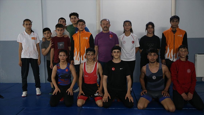 Güreş antrenörü, kızıyla enkazdan çıkmalarını sağlayan sporcuları geleceğe hazırlıyor