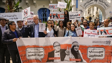 تونس.. عشرات الصحفيين يحتجون على محاكمة اثنين من زملائهم
