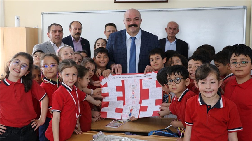 Sınıf başkanlığı vaadini tutup dünya şampiyonu güreşçiyi okuluna getirdi