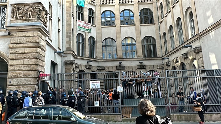 Berlin'de Humboldt Üniversitesinde Filistin destekçisi öğrencilerin eylem yaptığı bina boşaltıldı
