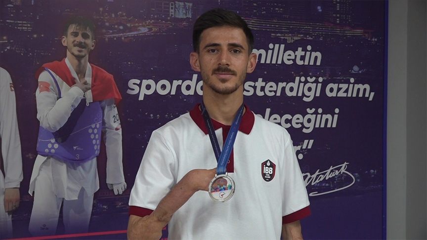 Parmağı kırıldı ama acısını içine atarak İsrailli rakibini yendi
