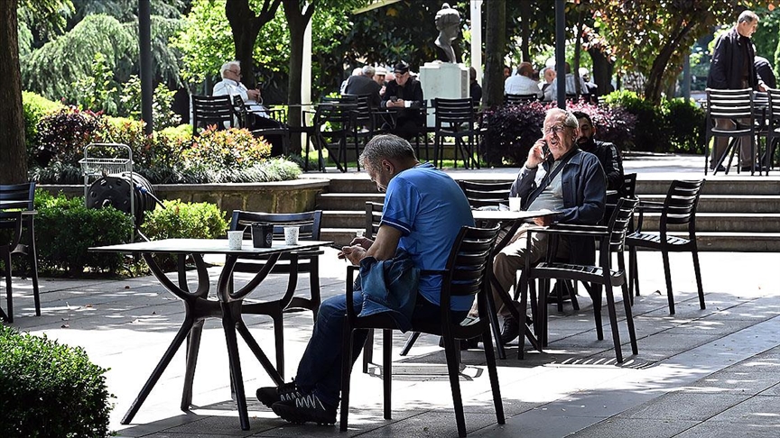 Trabzon Büyükşehir Belediyesi bazı parklarda çay fiyatını 3 liraya düşürdü