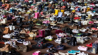 Hollanda'da İsrail saldırılarında ölen Filistinli çocuklar için binlerce çift ayakkabı bırakıldı
