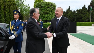 Президент Таджикистана прибыл с официальным визитом в Азербайджан