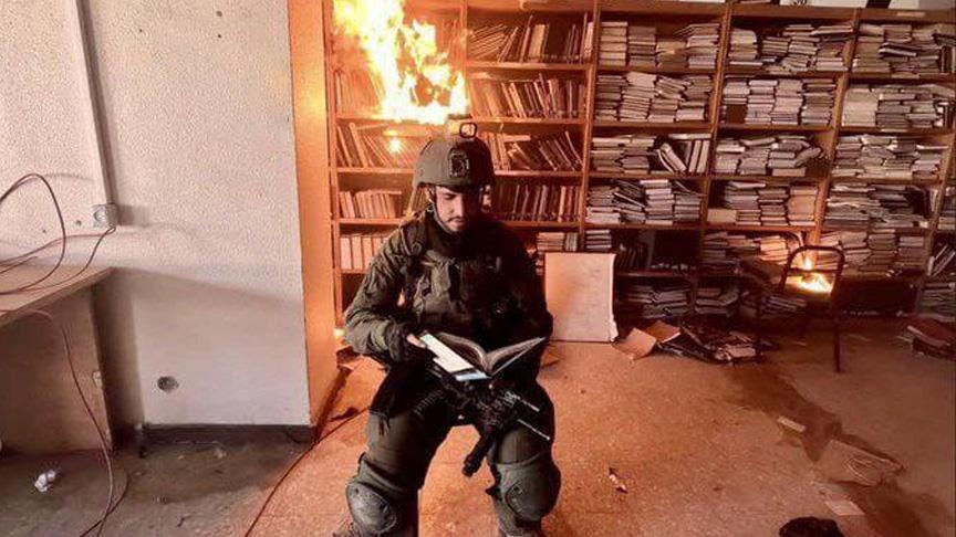 صورة توثق حرق جنود إسرائيليين مكتبة جامعة الأقصى في غزة