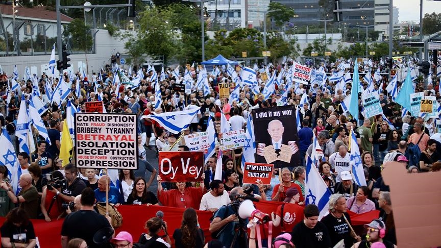 آلاف الإسرائيليين يتظاهرون للمطالبة بصفقة تبادل وانتخابات مبكرة