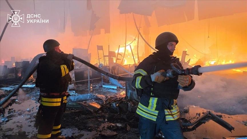 Ukraine : au moins 2 morts et 24 blessés dans une frappe russe sur un hypermarché à Kharkiv