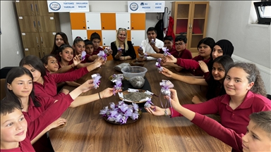 Burdur'da lavanta ve sirkeden ürettikleri doğal temizleyiciyle okulları temizleniyor