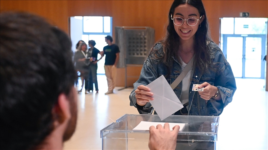 Lithuanians vote in presidential run-off