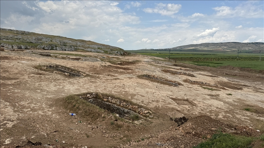 Archaeologists excavate over 400 tombs in northern China dating back over 2,000 years
