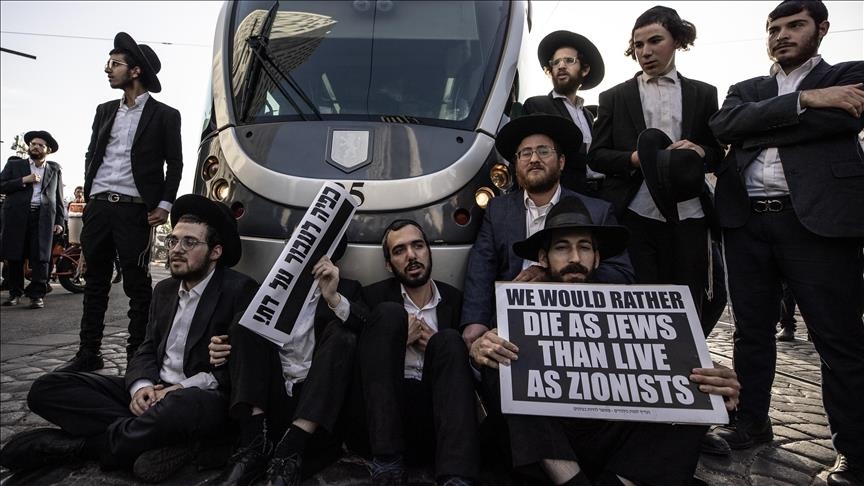 Cientos de judíos ultraortodoxos se enfrentan con la Policía de Israel en medio de festividad