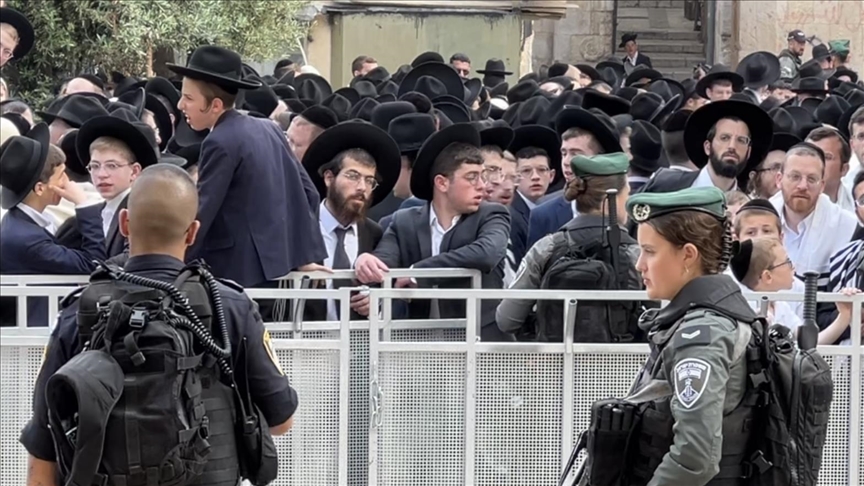 Scores of illegal Israeli settlers storm Jerusalem’s Al-Aqsa mosque