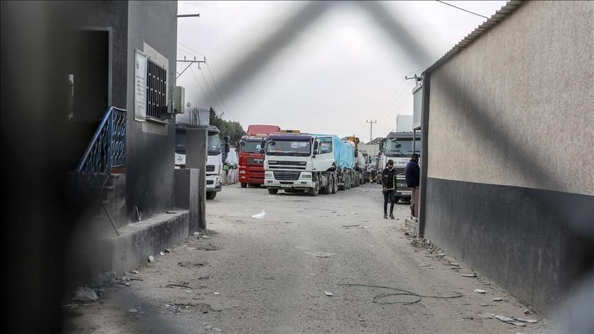 بدء دخول شاحنات مساعدات لغزة من معبر كرم أبو سالم