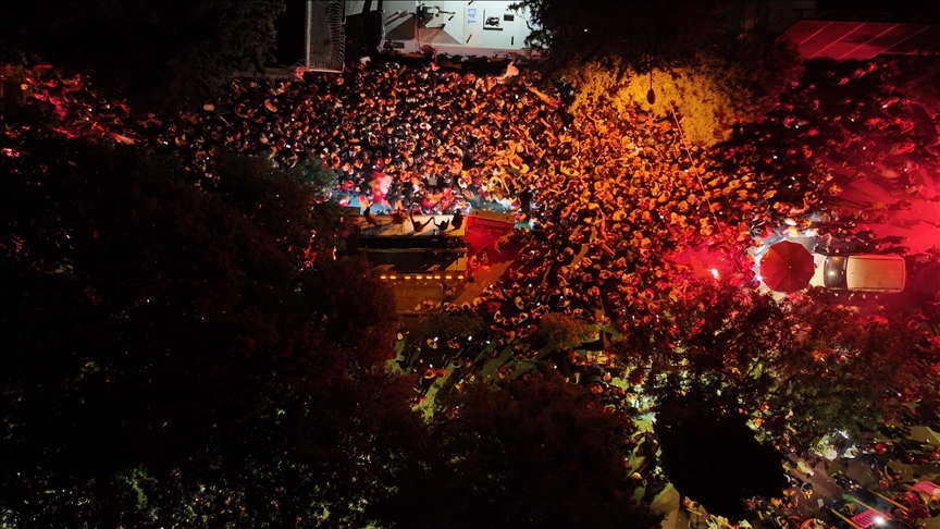 Galatasaray taraftarı Florya'da şampiyonluğu kutluyor