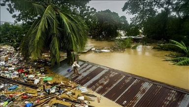 Bangladesh evacuates 800,000 as cyclone hits coast