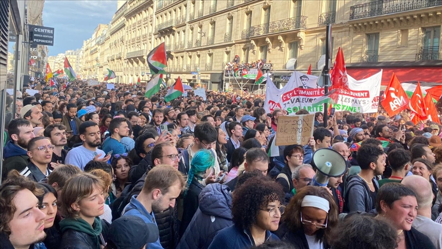 Frappes sur Rafah : Une marée humaine défile à Paris en direction de l’ambassade d’Israël