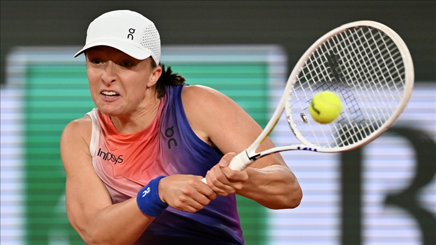 Swiatek advances in French Open with straight-sets win over Jeanjean in her opening match