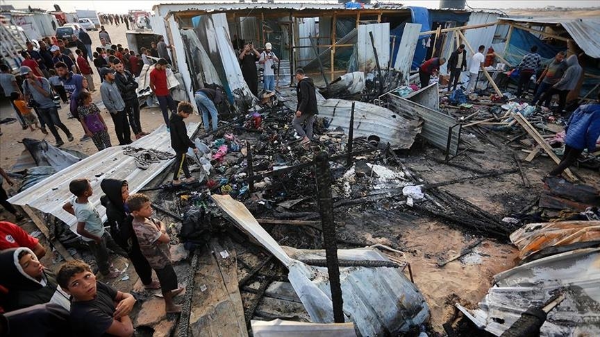 إعلامي إسرائيلي مقرب من نتنياهو يشمت في ضحايا “مجزرة رفح”