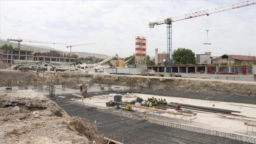 Depremden etkilenen Malatya'da çarşı projesiyle iş yeri ve konutlar inşa ediliyor