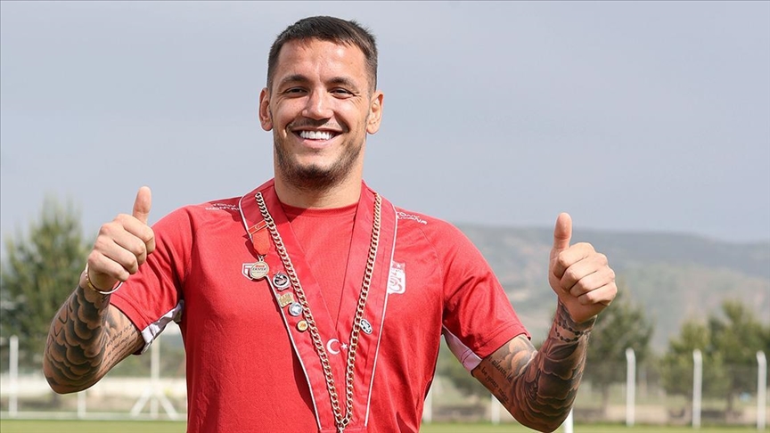 Futbollistin shqiptar të Sivassporit Rey Manaj e kërkojnë klube të ndryshme, përfshirë nga Franca dhe Italia