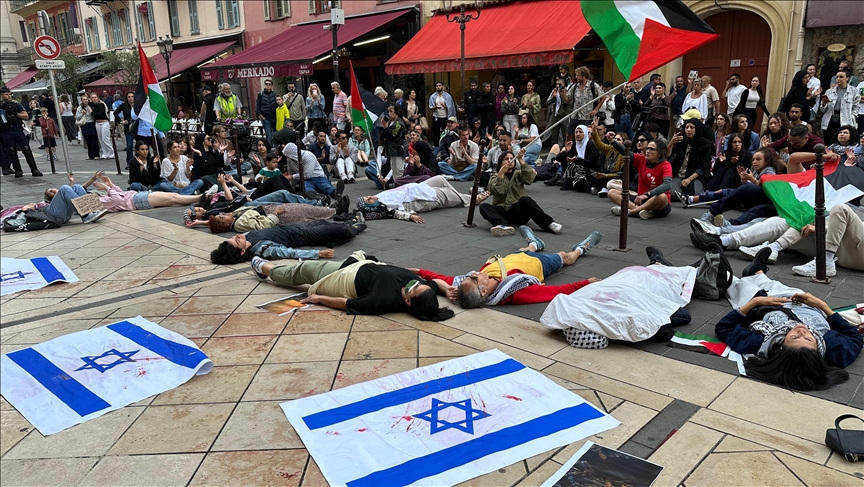 Nice : Environ 200 personnes réunies devant la mairie pour exiger le retrait du drapeau israélien accroché à la façade