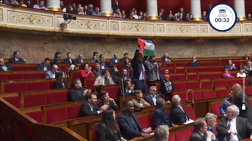 Fransa meclisinde Filistin bayrağı açan muhalif milletvekiline men cezası