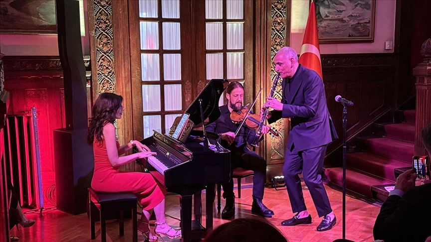 Atina'daki konserde Türkçe ve Yunanca şarkılar dinleyiciyle buluştu