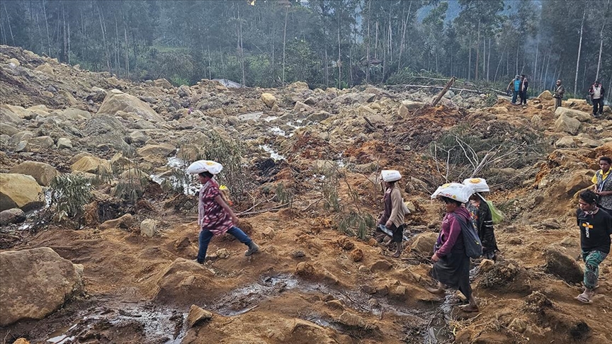 Papua Yeni Gine'de heyelan sonrası arama kurtarma çalışmaları zorlu şartlar altında sürüyor