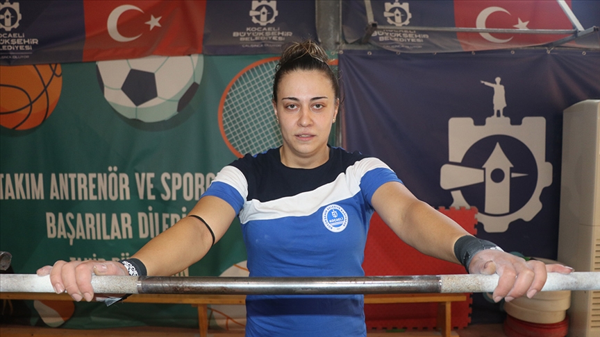 Türkiye şampiyonu halterci Sena Nur Özoğlu'na 3 yıl men cezası