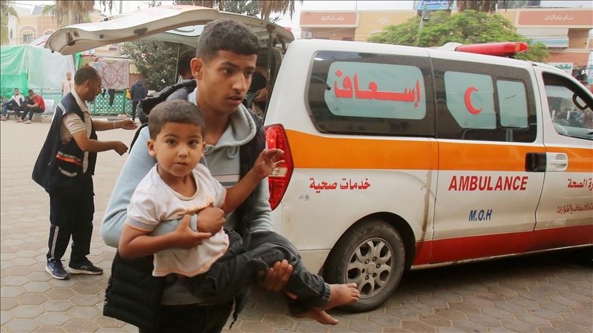 الهلال الأحمر: الجيش الإسرائيلي يستهدف سيارة إسعاف في رفح