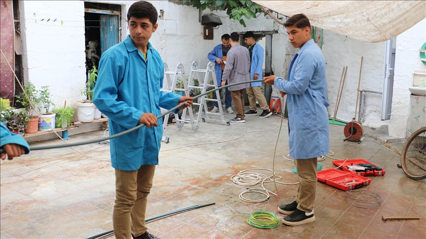 Kilis'te meslek lisesi öğrencileri ihtiyaç sahiplerinin evlerini yeniliyor