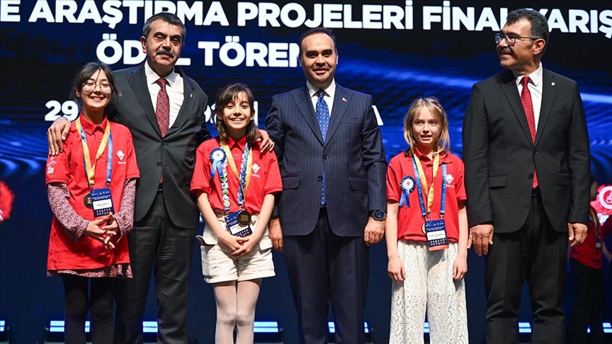 TÜBİTAK'ın lise ve ortaokul öğrencileri araştırma projeleri yarışmaları ödül töreni yapıldı