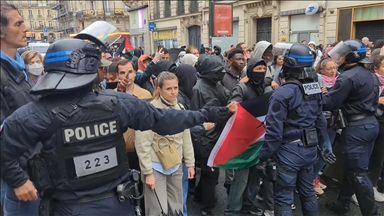 İsrail'in Gazze'ye yönelik saldırıları Paris'te protesto edildi